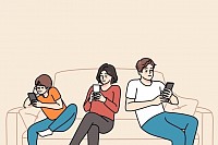 “Jóvenes inmersos en sus celulares, parte de su día a día.”