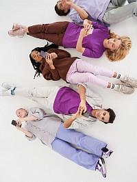 “Jóvenes descansando con sus celulares, símbolo de una generación que observa el mundo y exige respeto desde lo digital.”